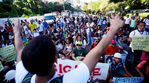 Salvador - Manifestantes fazem protesto pedindo melhorias no transporte público, neste sábado (22)