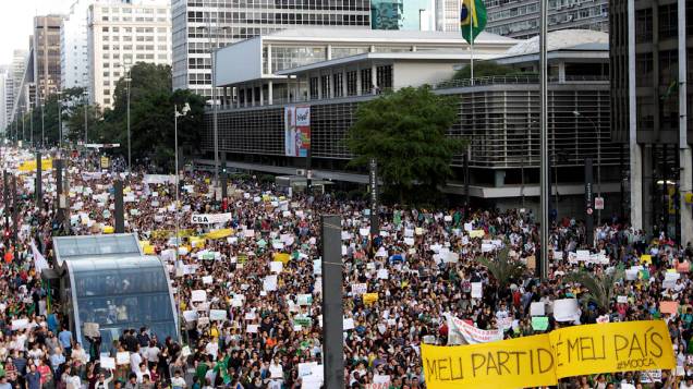 São Paulo - Manifestantes fazem protesto na Avenida Paulista contra a PEC 37, neste sábado (22)