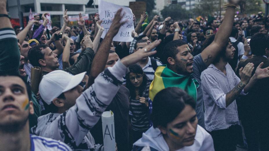 São Paulo - Manifestantes marcham na Avenida Paulista, no centro de São Paulo