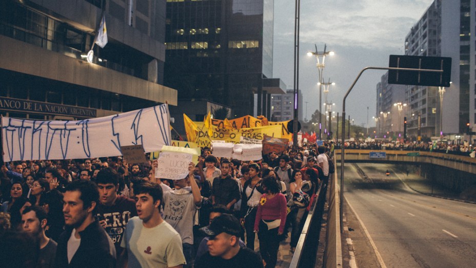 São Paulo - Manifestantes marcham na Avenida Paulista, no centro de São Paulo