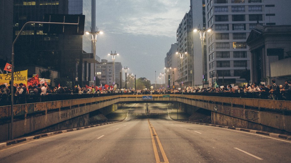 São Paulo - Manifestantes marcham na Avenida Paulista, no centro de São Paulo