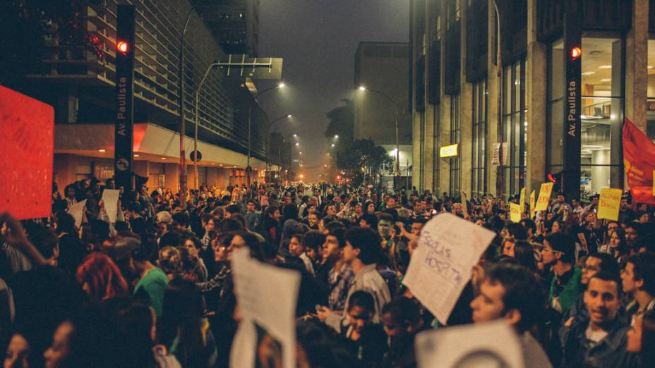 São Paulo - Manifestantes marcham na Avenida Paulista, no centro de São Paulo