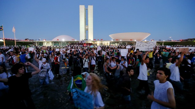 Brasília - Manifestantes se reúnem em frente ao Congresso Nacional para protestar