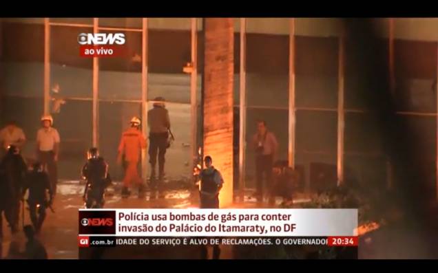 Brasília - Manifestantes tentam entrar no Palácio do Itamaraty