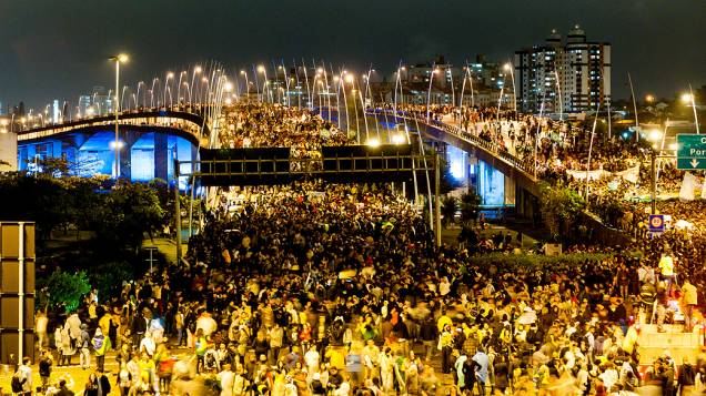 Florianópolis - Cerca de 40 mil pessoas tomam as pontes de acesso a Florianópolis por 3 horas durante as manifestações, nesta quinta feira (20)
