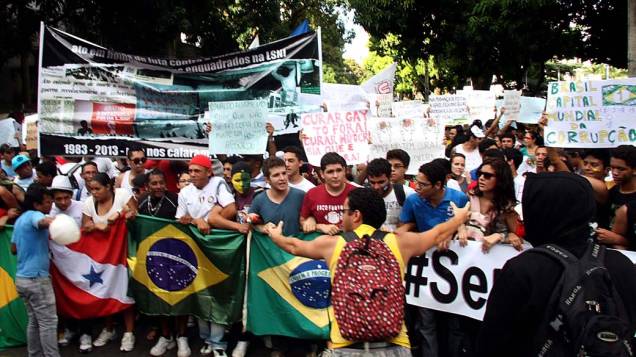 Belém - Manifestantes protestam contra o aumento da tarifa do transporte público