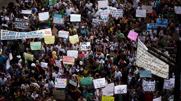Recife - Milhares de manifestantes marcharam, no centro do Recife para protestar contra os gastos com a Copa do Mundo e contra o governo 
