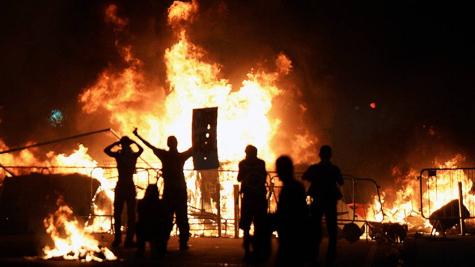 Rio de Janeiro - Um grupo de manifestantes provocou um incêndio durantes os protestos, na capital carioca