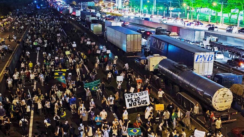 São José dos Campos - Manifestantes ocupam um trecho da Via Dutra na altura da cidade de São José dos Campos, em São Paulo