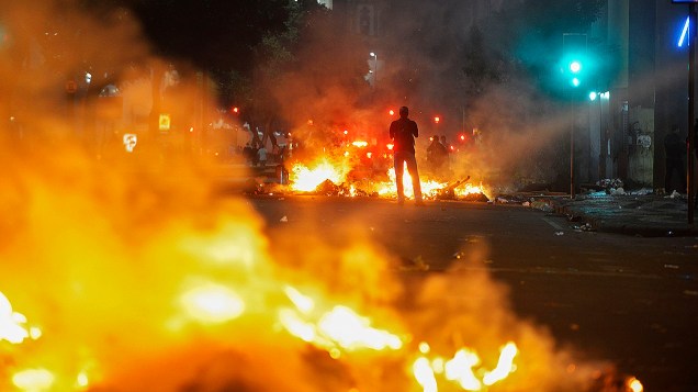 Rio de Janeiro - Um grupo de manifestantes provocou um incêndio durantes os protestos, na capital carioca