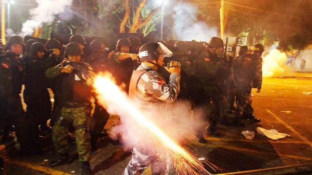 Belém - Polícia entra em confronto com manifestantes que atiravam pedras durante um protesto, em Belém