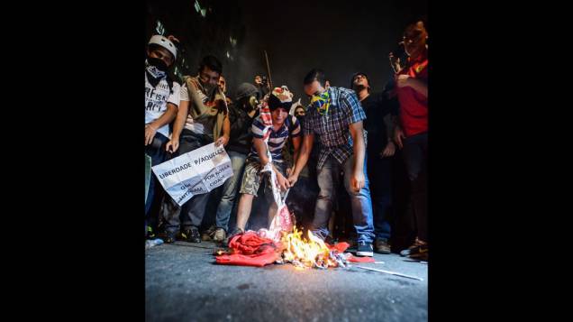 São Paulo - Manifestantes queimam bandeira em protesto na Avenida Paulista