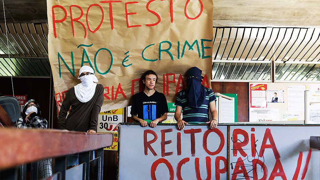 Alunos ocupam a reitoria da Universidade de Brasília