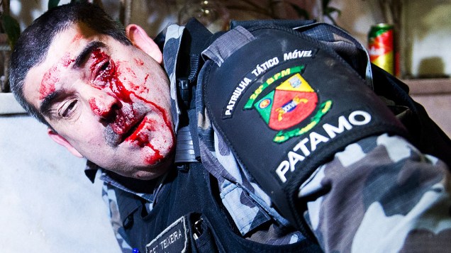 Um policial foi ferido durante confrontos com manifestantes no centro de Porto Alegre