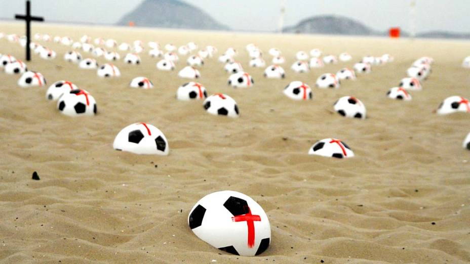 Protesto realizado pelo Movimento Rio de Paz na Praia de Copacabana, no Rio de Janeiro, neste sábado (22)