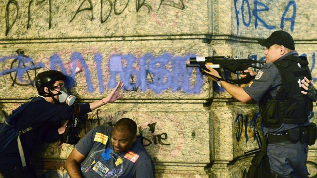 Rio de Janeiro - Polícia entrou em confronto com manifestantes durante protesto de professores e integrantes do Black Bloc, no centro - (15/10/2013)