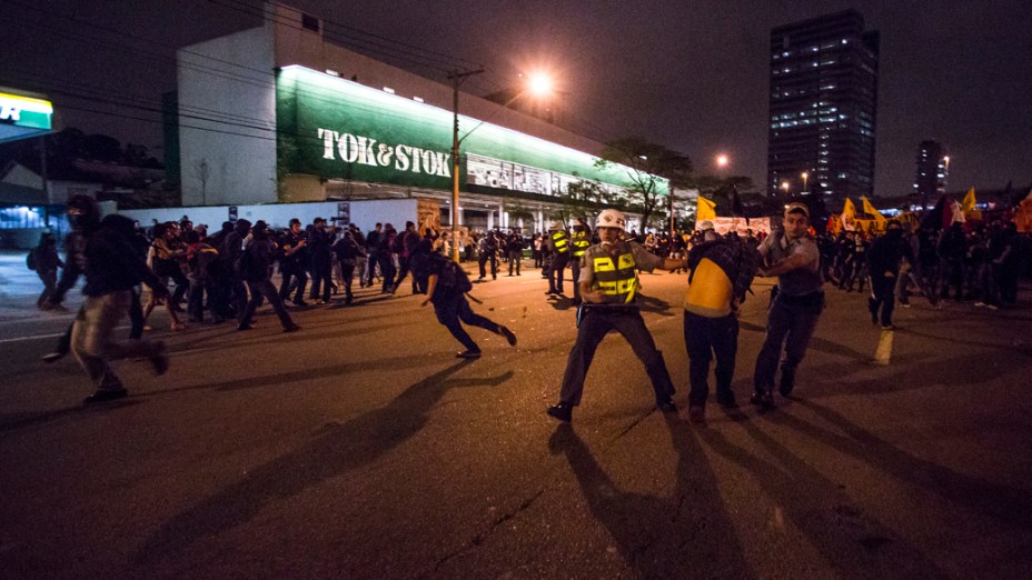 São Paulo - Manifestantes invadiram uma loja de móveis e entraram em confronto com a polícia durante protesto na zona oeste da cidade - (15/10/2013)