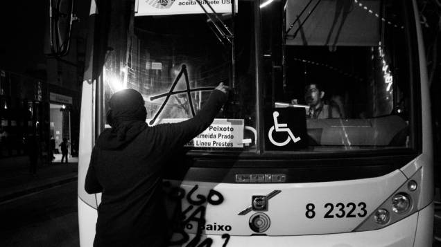 São Paulo - Durante manifestação no Dia dos Professores, alguns ônibus foram alvo de pixações e depredações por parte de um grupo de mascarados - (15/10/2013)
