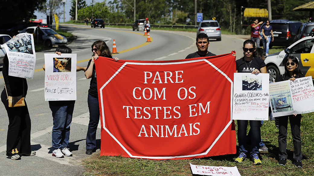 Ativistas fazem protesto contra o Instituto Royal, que realiza, testes em animais vivos, na manhã deste sábado (19) no trecho da rodovia Raposo Tavares, em frente a entrada do Instituto