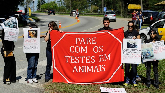 Ativistas fazem protesto contra o Instituto Royal, que realiza, testes em animais vivos, na manhã deste sábado (19) no trecho da rodovia Raposo Tavares, em frente a entrada do Instituto