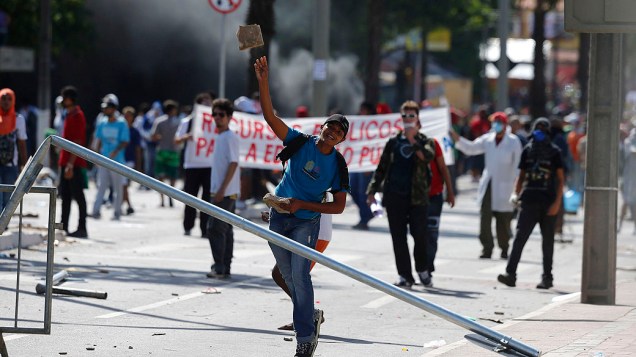 Fortaleza - Manifestantes entraram em confronto com a polícia em Fortaleza na tarde desta quinta-feira (27), antes da partida entre Espanha e Itália nas proximidades do estádio do Castelão