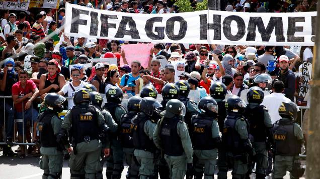 Fortaleza - Manifestantes entraram em confronto com a polícia em Fortaleza na tarde desta quinta-feira (27), antes da partida entre Espanha e Itália nas proximidades do estádio do Castelão