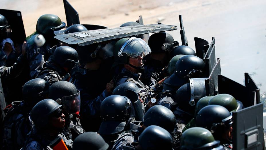 Fortaleza - Manifestantes entraram em confronto com a polícia em Fortaleza na tarde desta quinta-feira (27), antes da partida entre Espanha e Itália nas proximidades do estádio do Castelão