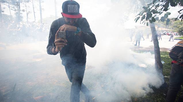 Polícia usa bombas de gás lacrimogêneo e de efeito moral para disperar manifestantes que interditaram a Rodovia Raposo Tavares, no trecho em frente ao Instituto Royal em São Roque (SP), em protesto ao uso de animais em testes de laboratório