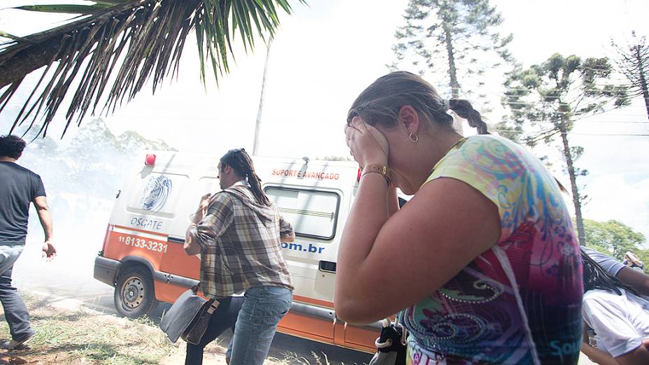 Manifestantes entraram em confronto com a polícia e interditaram a Rodovia Raposo Tavares, no trecho em frente ao Instituto Royal em São Roque (SP), em protesto ao uso de animais em testes de laboratório