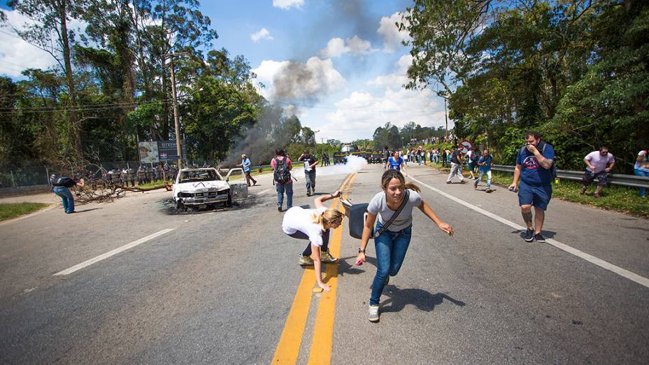 Manifestantes entraram em confronto com a polícia e interditaram a Rodovia Raposo Tavares, no trecho em frente ao Instituto Royal em São Roque (SP), em protesto ao uso de animais em testes de laboratório