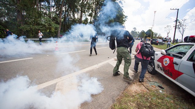 Polícia Militar usa bombas de gás lacrimogêneo e de efeito moral para disperar manifestantes que interditaram a Rodovia Raposo Tavares, no trecho em frente ao Instituto Royal em São Roque (SP), em protesto ao uso de animais em testes de laboratório