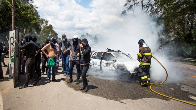 Manifestantes entraram em confronto com a polícia e interditaram a Rodovia Raposo Tavares, no trecho em frente ao Instituto Royal em São Roque (SP), durante o protesto carros foram incendiados