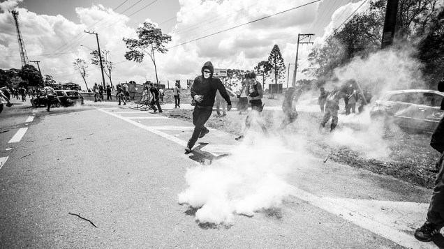 Polícia Militar usa bombas de gás lacrimogêneo e de efeito moral para disperar manifestantes que interditaram a Rodovia Raposo Tavares, no trecho em frente ao Instituto Royal em São Roque (SP), em protesto ao uso de animais em testes de laboratório
