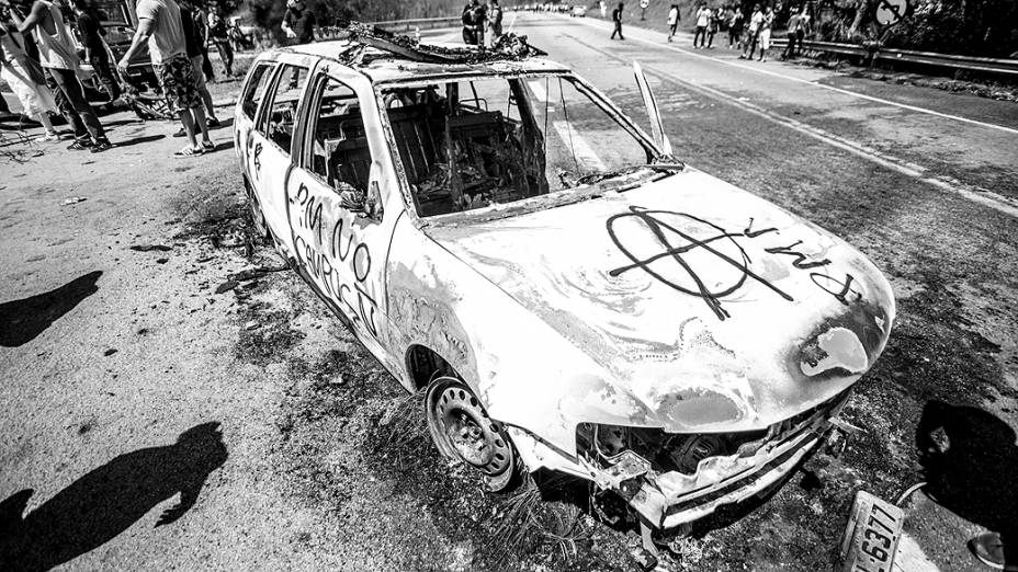 Manifestantes entraram em confronto com a polícia e interditaram a Rodovia Raposo Tavares, no trecho em frente ao Instituto Royal em São Roque (SP), durante o protesto carros foram incendiados