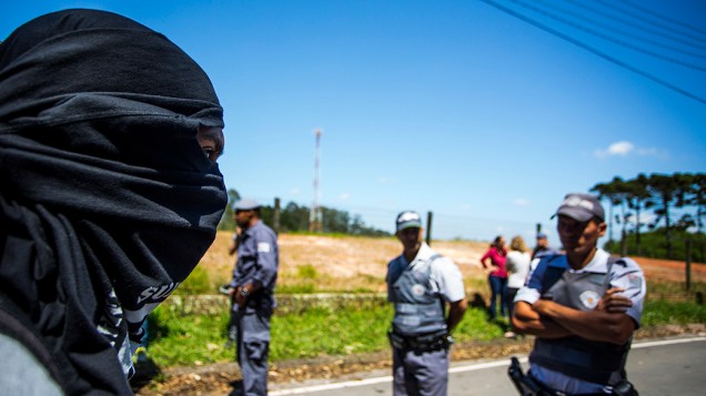 Integrantes do Black Bloc se juntaram aos manifestantes durante protesto que interditou a Rodovia Raposo Tavares, no trecho em frente ao Instituto Royal em São Roque (SP) - 19/10/2013