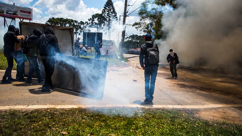 Integrantes do Black Bloc se juntaram aos manifestantes durante protesto que interditou a Rodovia Raposo Tavares, no trecho em frente ao Instituto Royal em São Roque (SP) - 19/10/2013