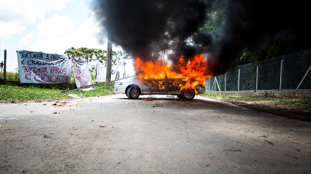 Manifestantes entraram em confronto com a polícia e interditaram a Rodovia Raposo Tavares, no trecho em frente ao Instituto Royal em São Roque (SP), durante o protesto carros foram incendiados - 19/10/2013