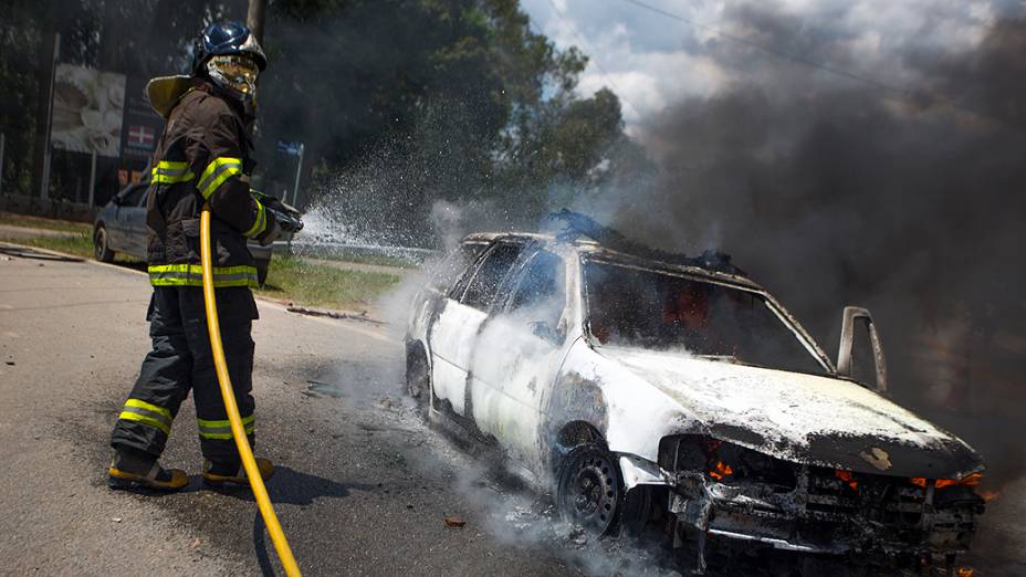 Manifestantes entraram em confronto com a polícia e interditaram a Rodovia Raposo Tavares, no trecho em frente ao Instituto Royal em São Roque (SP), durante o protesto carros foram incendiados - 19/10/2013