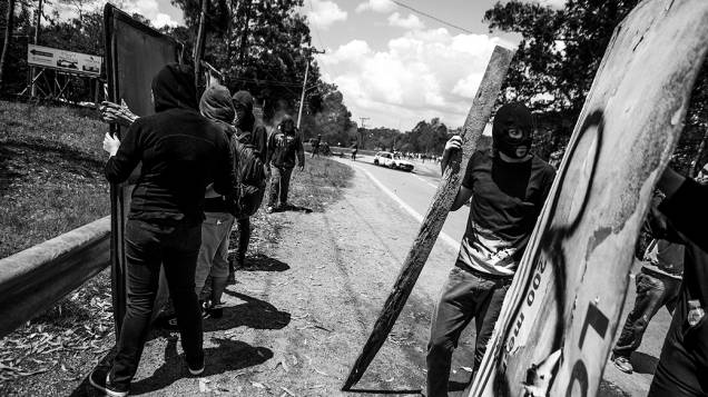 Integrantes do Black Bloc se juntaram aos manifestantes durante protesto que interditou a Rodovia Raposo Tavares, no trecho em frente ao Instituto Royal em São Roque (SP) - 19/10/2013