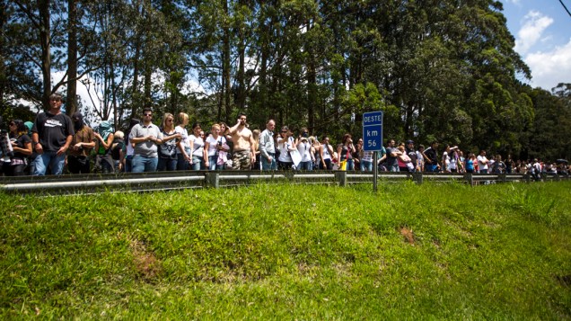 Manifestantes que interditaram a Rodovia Raposo Tavares, no trecho em frente ao Instituto Royal em São Roque (SP), em protesto ao uso de animais em testes de laboratório - 19/10/2013