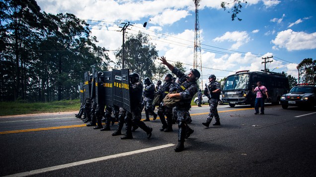 Polícia Militar usou bombas de gás lacrimogêneo e de efeito moral para disperar manifestantes que interditaram a Rodovia Raposo Tavares, no trecho em frente ao Instituto Royal em São Roque (SP), em protesto ao uso de animais em testes de laboratório - 19/10/2013
