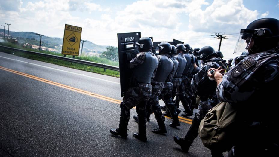 Polícia Militar usou bombas de gás lacrimogêneo e de efeito moral para disperar manifestantes que interditaram a Rodovia Raposo Tavares, no trecho em frente ao Instituto Royal em São Roque (SP), em protesto ao uso de animais em testes de laboratório - 19/10/2013