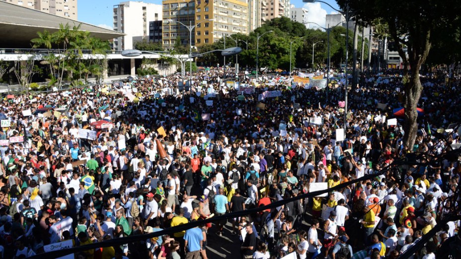 Salvador - Manifestantes se reúnem para protestar nesta quinta feira (20)