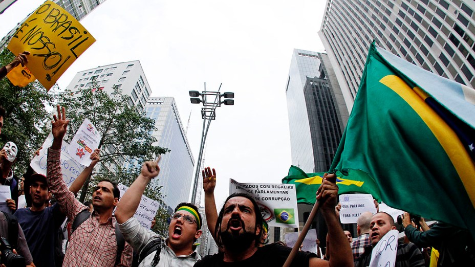 Manifestantes na Avenida Paulista durante protesto contra o aumento do valor das passagens de ônibus, trens e metrô, e comemoração pela redução promovida pelo governo estadual e municipal em São Paulo (SP), nesta quinta-feira (20)