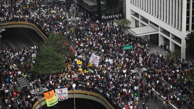 Manifestantes na Avenida Paulista durante protesto contra o aumento do valor das passagens de ônibus, trens e metrô, e comemoração pela redução promovida pelo governo estadual e municipal em São Paulo (SP), nesta quinta-feira (20)