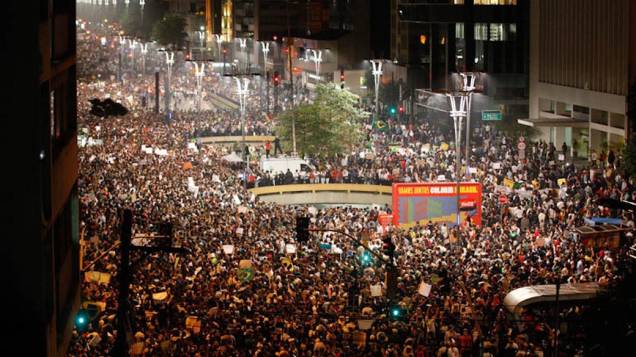 São Paulo - Manifestantes se concentram na Avenida Paulista, para protestar contra o aumento da tarifa do transporte público