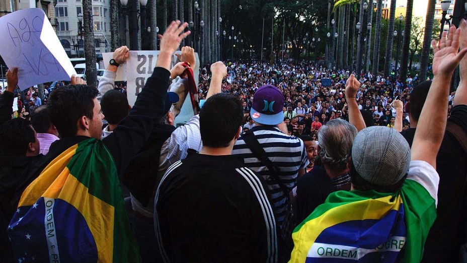 São Paulo - Protesto contra o aumento das passagens na Praça da Sé, no centro da capital paulista, na tarde desta terça-feira (18)