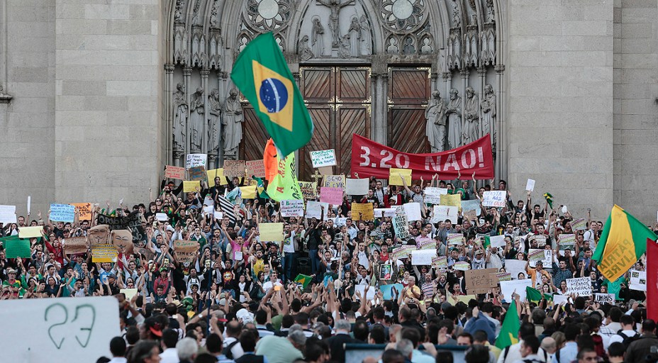 São Paulo - Protesto contra o aumento das passagens na Praça da Sé, no centro da capital paulista, na tarde desta terça-feira (18)