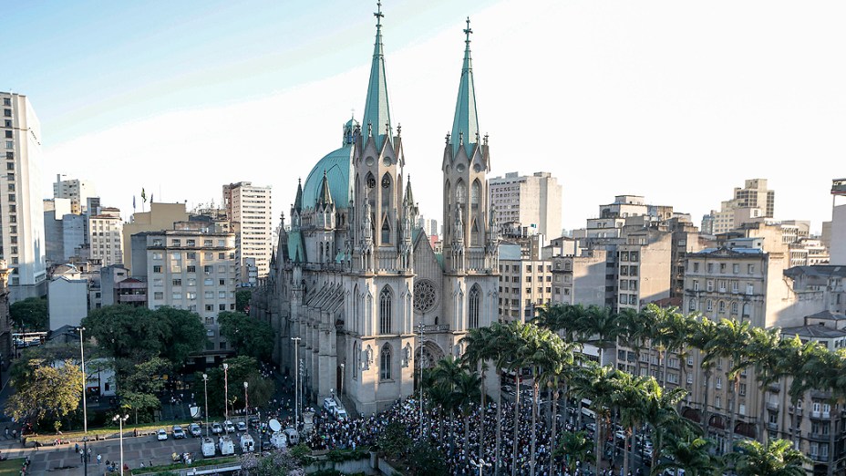 São Paulo - Protesto contra o aumento das passagens na Praça da Sé, no centro da capital paulista, na tarde desta terça-feira (18)