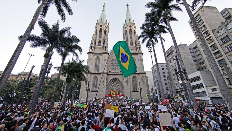 São Paulo - Protesto contra o aumento das passagens na Praça da Sé, no centro da capital paulista, na tarde desta terça-feira (18)